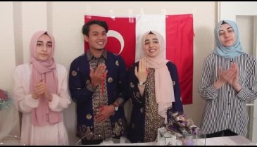 Endonezyalı Asshidiqiy ile Bursalı genç kız, video konferansla söz kesti