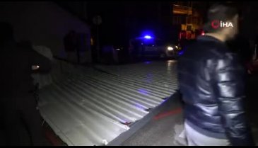 Bursa'da 70 kilometre hızla esen rüzgar çatıyı 2 sokak öteye uçurdu
