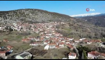 Bursa'da 3 parmağıyla bağlama çalan genç, usta sanatçılara taş çıkartıyor
