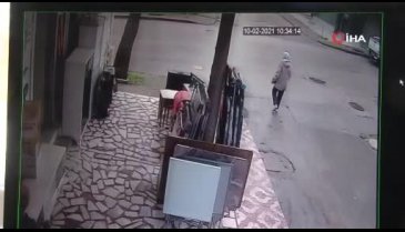 İki aracın altında kalmaktan son anda kurtuldu