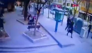 Bursa'da vatandaşın çöp attığı sırada yaşanan kaza kamerada