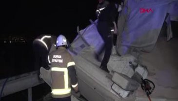 Bursa'da vince çarpan TIR devrildi; 1 ölü