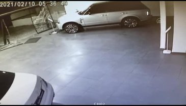 Bursa'da hırsızlar çaldıkları lüks aracı iki gün sonra tekrar galeriye bırakıp kaçtı