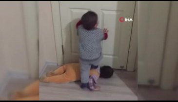 Minik ikizlerin kapı açma numarası şoke etti