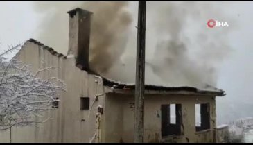 Bursa'da korkutan yangın! Metruk bina alevlere teslim oldu