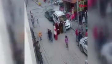 Maskeyi mendil yapıp halay çektiler