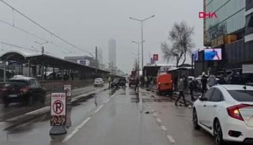 Bursa'da kar yağışı nedeniyle kayganlaşan yolda kaza