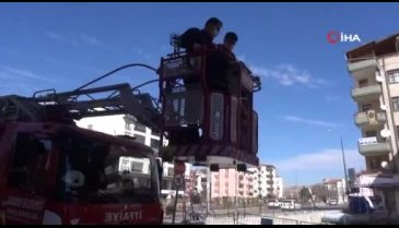 Kocası dövüp, bıçakladı: Balkonda böyle yardım bekledi