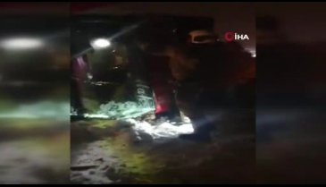 Bursa'da domates yüklü kamyon devrildi! 1 yaralı var