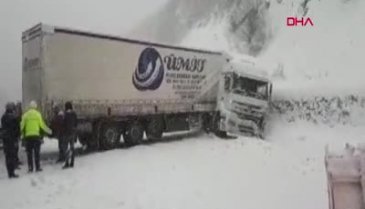 Bursa'da kar yağışı sonrası kayan TIR karayolunu kapattı