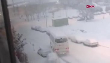 Bursa'da buzlu yolda yarım saatte 1'i otobüs 3 araç kaza yaptı; O anlar kamerada
