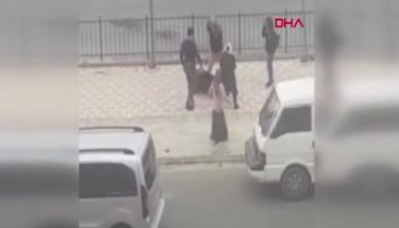 Yere yatırdıkları kişiyi sopayla böyle dövdüler