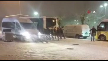 Bursa'da buzlu yolda kayan minibüsün altında kalmaktan son anda kurtuldu!