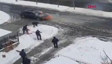 Yanan otomobili kartopu atarak söndürmeye çalıştılar