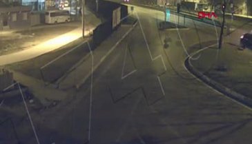 Emniyet Genel Müdürlüğü Trafik Başkanlığı paylaştı! Bursa'da meydana gelen 2 kaza kamerada