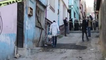 5 çocuğunun gözleri önünde önce bıçakladı sonra boğarak öldürdü