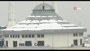 Bursa'da cami kubbesinde tehlikeli kar temizliği
