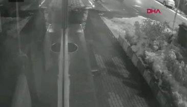 Bursa'da kar kütlesine dayanamayan çatının çökme anı kamerada