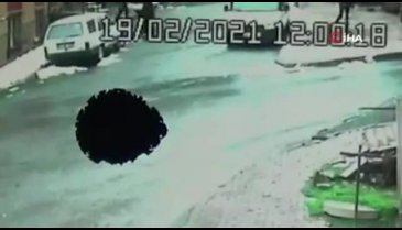 Bacağından vurulan kişinin seke seke kaçtığı anlar kamerada