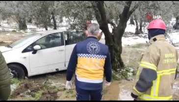 Bursa'da otomobil zeytinliğe uçtu, itfaiyeci yaşlı kadını sırtında ambulansa taşıdı