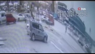 Bursa'da ışık ihlali yüzünden yaşanan kaza kameralara yansıdı