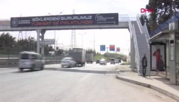 Bu üst geçit yolun ortasına iniyor!