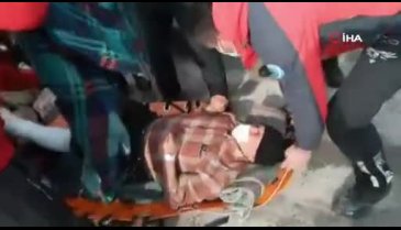Bursa'da ambulans sokağa giremeyince ekipler, seferber oldu
