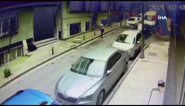 Kaldırımdaki adama dehşeti yaşattı