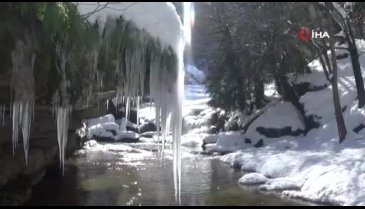 Bursa'da doğa harikası şelale buz tuttu, görenler hayran kaldı
