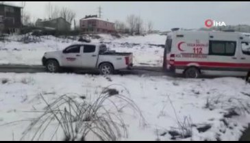 Bursa'da çamura saplanan sağlıkçıların imdadına vatandaş yetişti