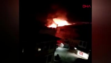 Bursa'da 4 katlı apartmanın çatı katı yandı