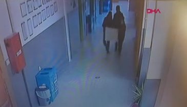 Bursa'da okula giren 3 çocuğun yardım kutusundaki paraları çaldığı anlar kamerada