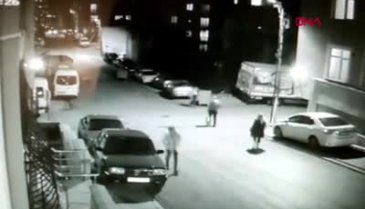 Kaza yapan araçla park halindeki otomobilin arasında kaldı
