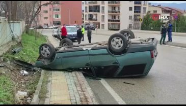 Bursa'da devrilen otomobilden sağ çıktı