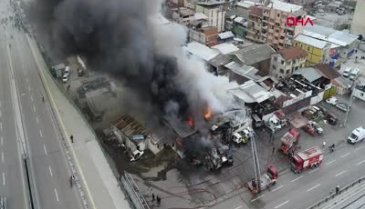 Bursa'da oto yedek parça dükkanında yangın (DRONE)