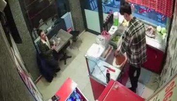 Çiğ köfte 'acılı' diye çalışana saldırıp, yumrukladı