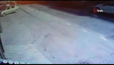 Bursa'da yolun karşısına geçmeye çalışan kadın canından oluyordu
