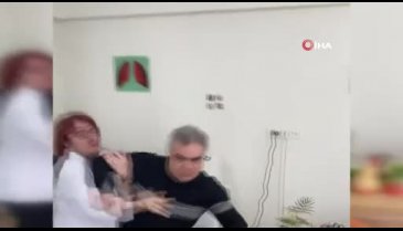 Doktor, hasta yakınlarına saldırdı