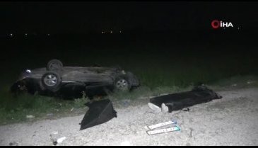 Tarlaya devrilen otomobilde can verdiler