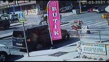 Siparişi yetiştirmek isteyen motokurye, kadına çarptı