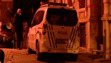 Sevgilisini bıçaklayan kadın, ambulansa götürüldüğü sırada da tekme savurdu