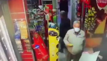 Bursa'da markette, boğazına bıçak dayayan husumetlisinden müşteriler ile çalışanlar kurtardı