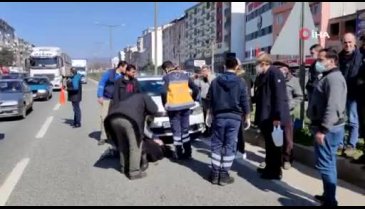 Bursa'da araba çarpan yaşlı kadına yoldan geçen sağlık görevlisi müdahale etti