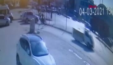 Bursa'da TIR'la hafif ticari aracın çarpıştığı kaza kamerada; 1'i ağır 2 yaralı