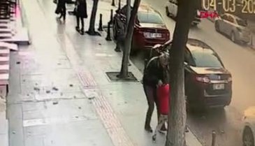 Korkutan olay! Binadan kopan taşlar kafasına düştü