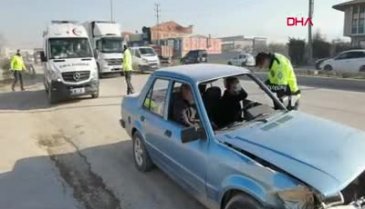Bursa'da bariyerlere çarpan otomobilin sürücüsü yaralandı
