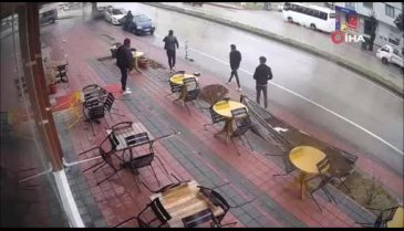 Virajı alamayan otomobilin ağaca çarptığı feci kaza kamerada