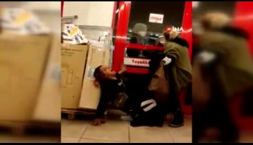 Bursa'da marketten hırsızlık yapan kadınlar, yakalanınca ortalığı birbirine kattı