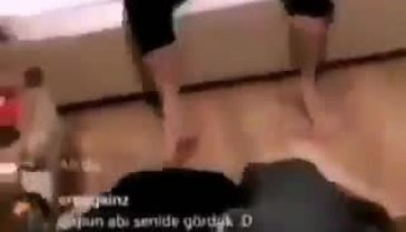 Ümitcan Uygun'un arkadaşı, bir kadını canlı yayında darbetti