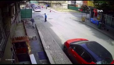 Küçük çocuklara kemerle saldırdı